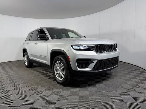 Used 2024 Jeep Grand Cherokee Laredo X RWD image 4