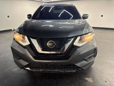 Used 2020 Nissan Rogue SV image 2