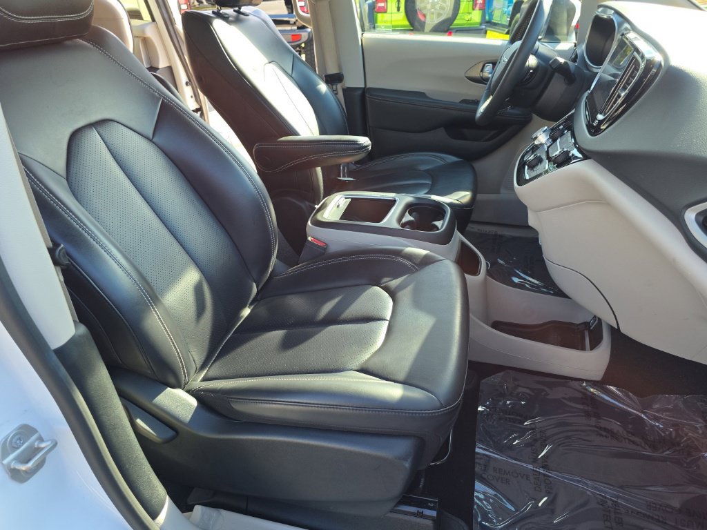 Used 2023 Chrysler Pacifica Touring-L FWD image 17