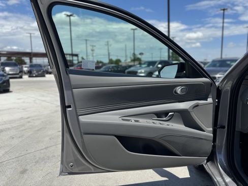 New 2025 Hyundai Elantra SEL image 17