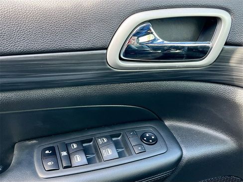 Used 2020 Jeep Grand Cherokee Altitude image 18