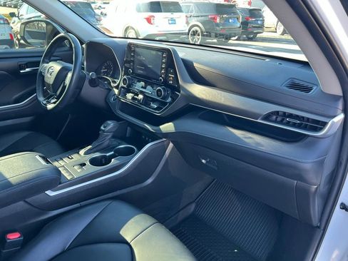 Used 2021 Toyota Highlander XLE image 28