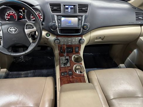 Used 2013 Toyota Highlander Limited image 25