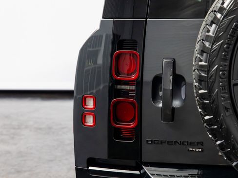 Used 2023 Land Rover Defender 130 X-Dynamic SE image 17