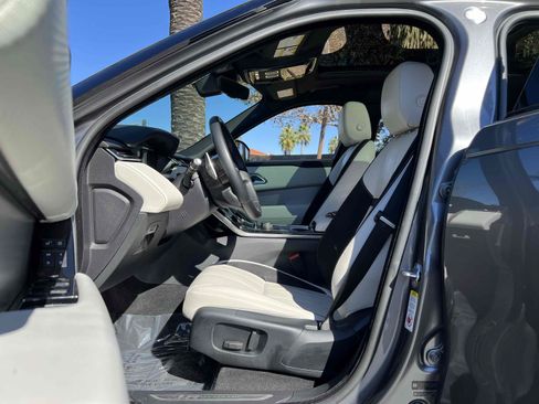 Used 2018 Land Rover Range Rover Velar R-Dynamic SE AWD/4WD image 41