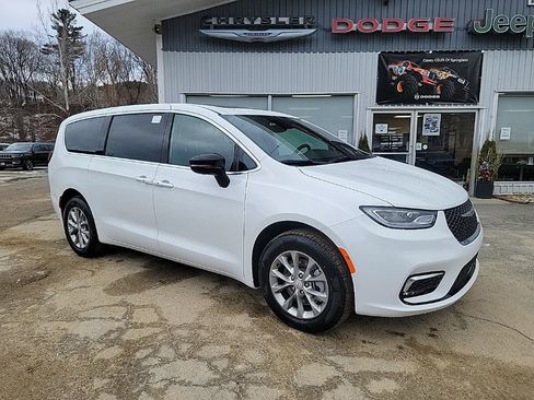 New 2026 Chrysler Pacifica Limited w/ Uconnect Theater Family Group image 1