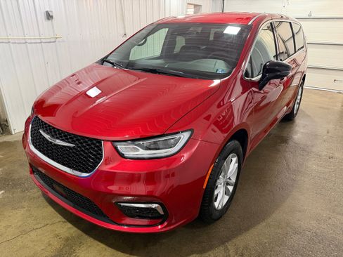 New 2026 Chrysler Pacifica Select image 4