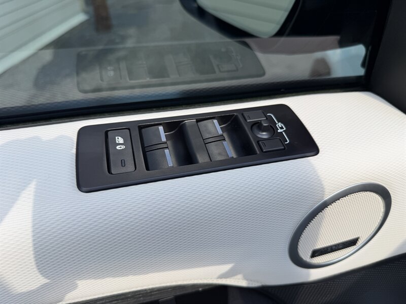 Used 2023 Land Rover Discovery S R-Dynamic AWD/4WD image 18