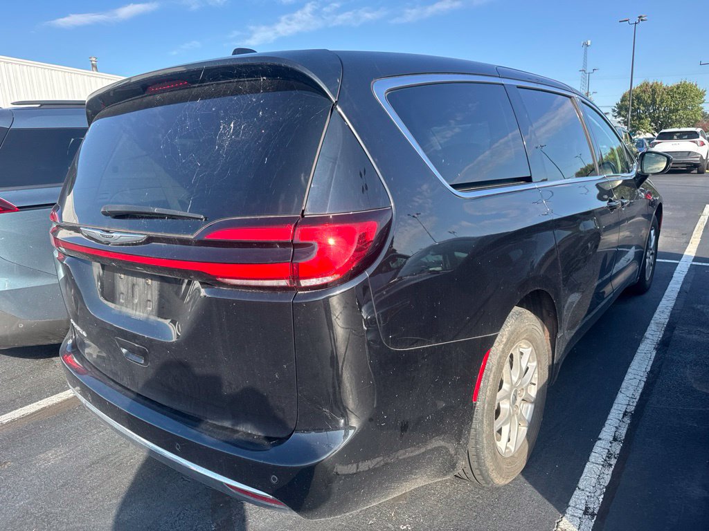 Used 2024 Chrysler Pacifica Touring-L FWD image 3