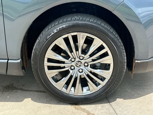 Used 2024 Toyota Venza XLE AWD/4WD image 10