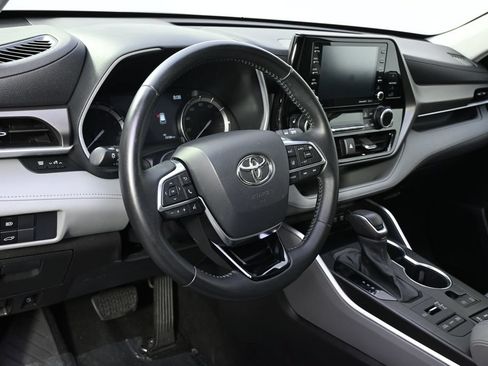 Used 2021 Toyota Highlander XLE AWD/4WD image 9