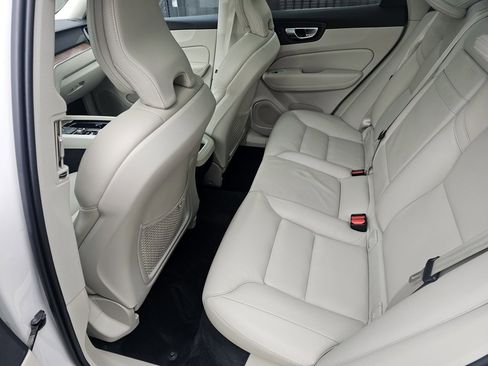 Used 2021 Volvo XC60 T5 Momentum image 13