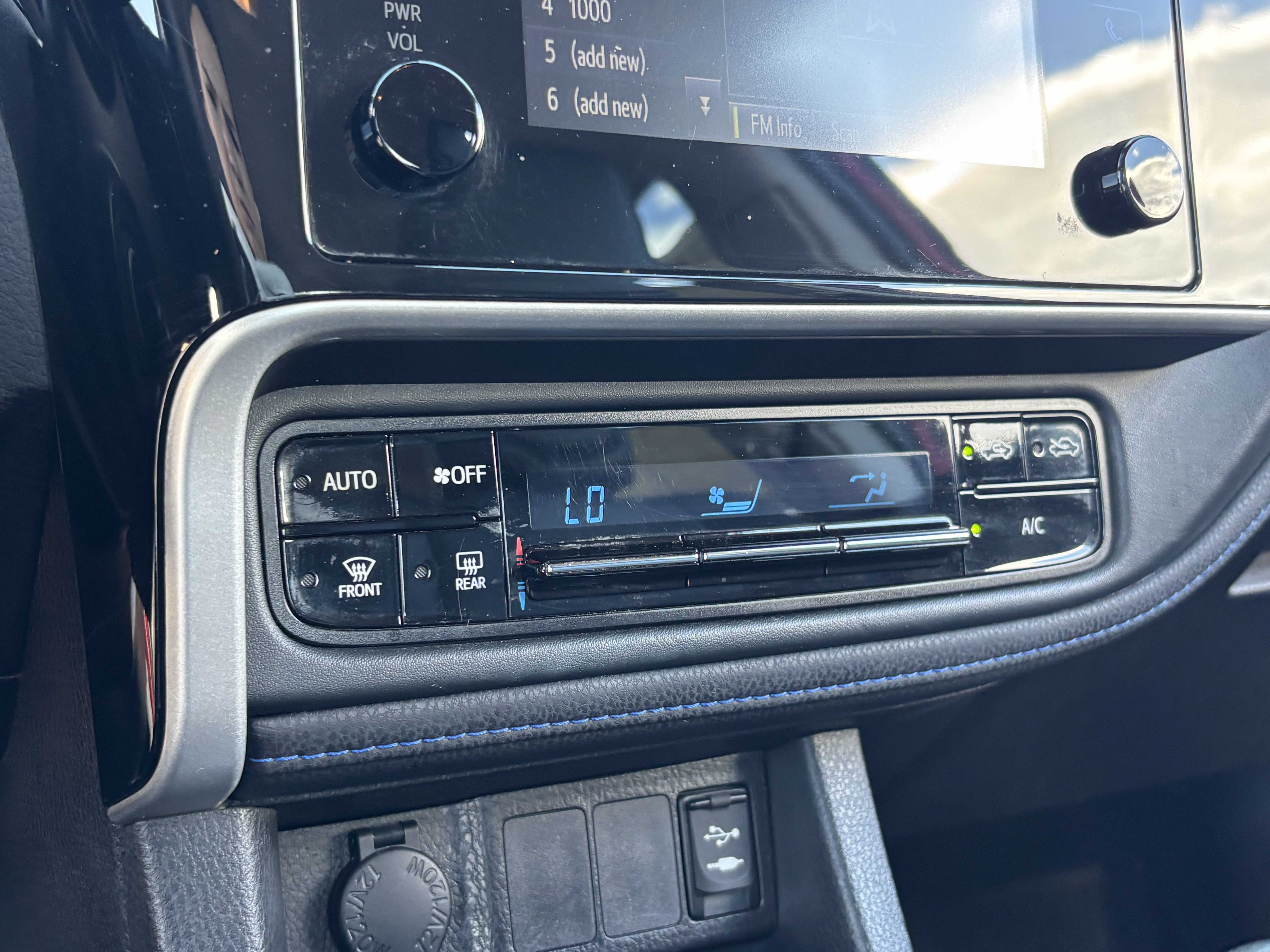 Used 2018 Toyota Corolla SE w/ Carpet Mat Package (TMS) FWD image 22