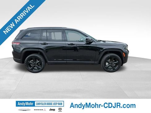 Used 2023 Jeep Grand Cherokee Limited w/ Black Appearance Package AWD/4WD image 4