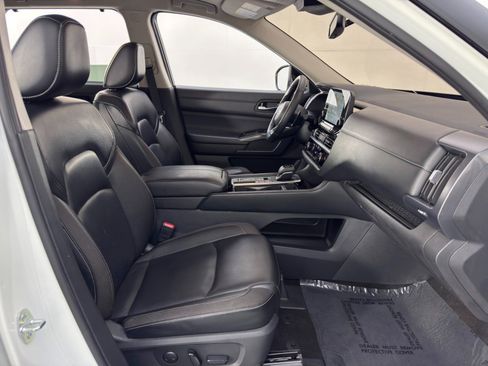 Used 2023 Nissan Pathfinder SL image 14