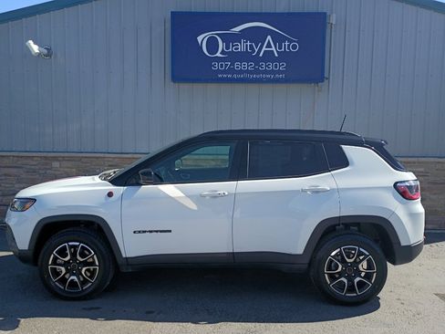 Used 2025 Jeep Compass Trailhawk AWD/4WD image 1