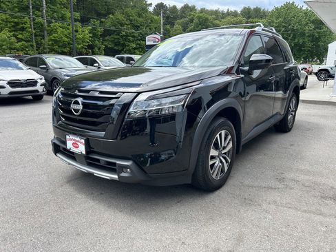 Used 2023 Nissan Pathfinder SL w/ Black Appearance Package AWD/4WD image 4