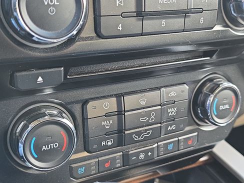 Used 2015 Ford F150 Lariat image 19