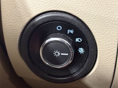 Used 2015 Ford Taurus SE FWD image 18