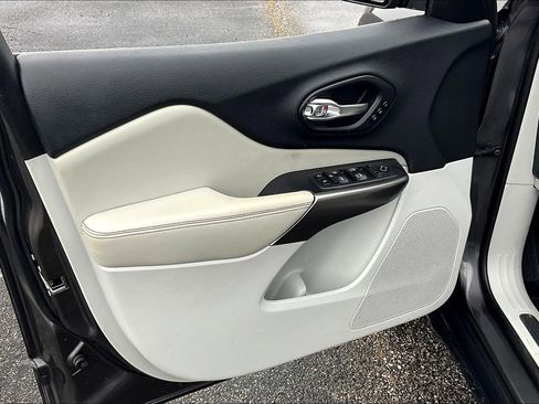 Used 2019 Jeep Cherokee Limited w/ Technology Group image 17