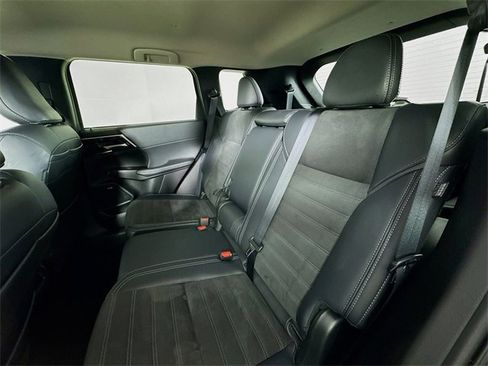 Used 2025 Mitsubishi Outlander SE image 23