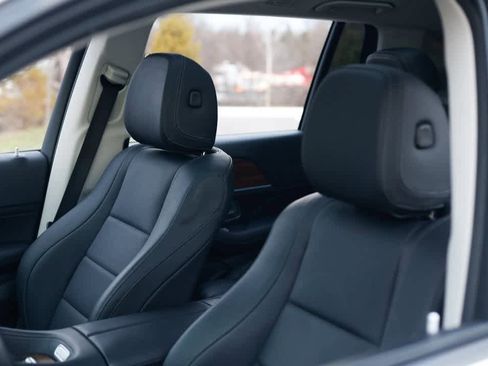 Used 2023 Mercedes-Benz GLS 450 4MATIC image 12