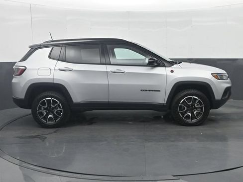 Used 2025 Jeep Compass Trailhawk AWD/4WD image 8