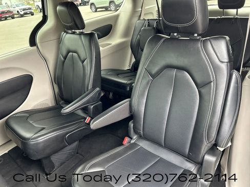 Used 2024 Chrysler Pacifica Touring-L FWD image 37