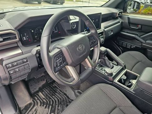 Used 2025 Toyota 4Runner SR5 AWD/4WD image 18
