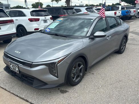 Used 2025 Kia K4 FWD image 3