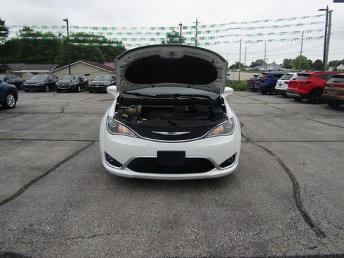 Used 2018 Chrysler Pacifica Touring-L w/ Advanced Safetytec Group FWD image 22