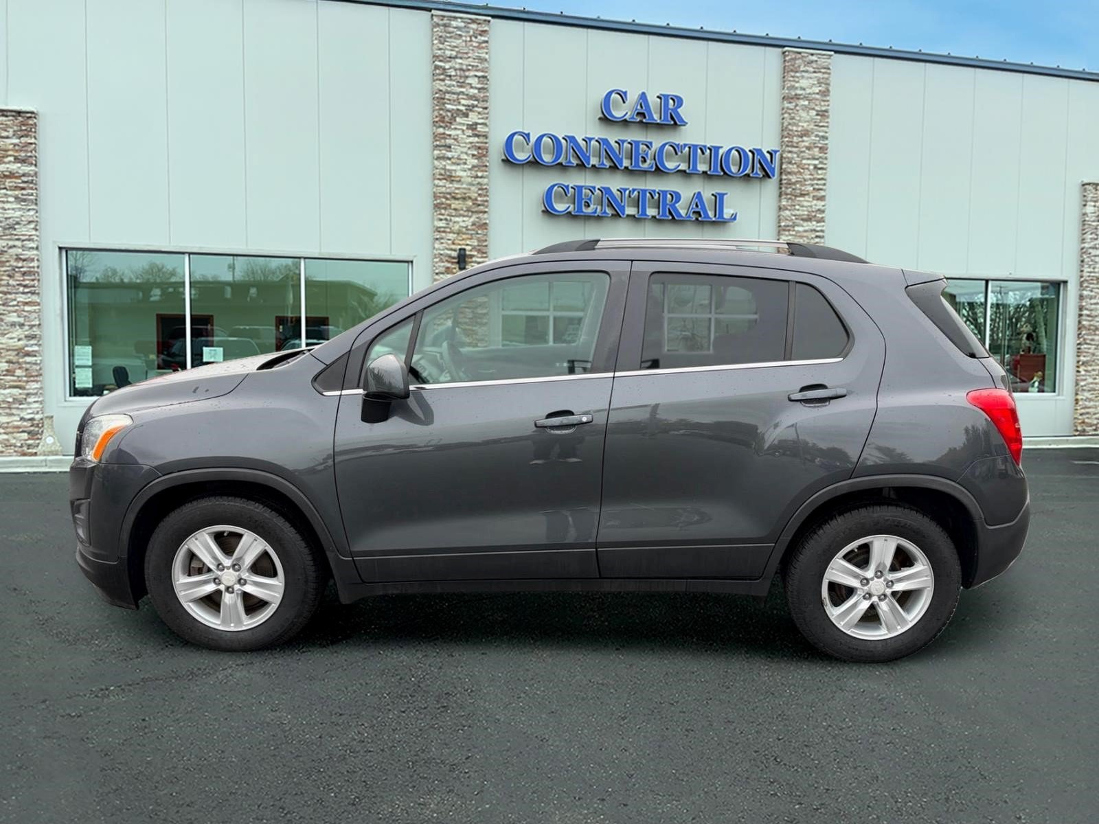Used 2016 Chevrolet Trax LT FWD image 2