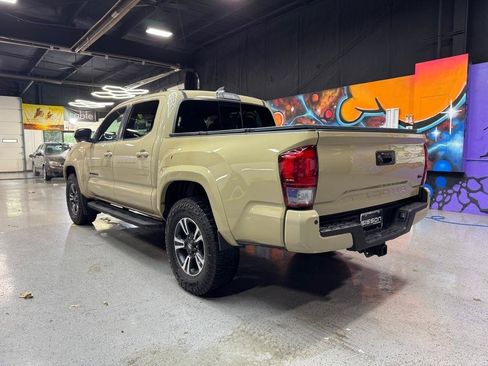 Used 2017 Toyota Tacoma TRD Sport AWD/4WD image 3