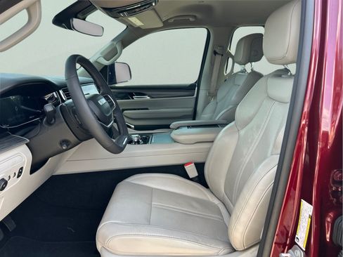 Certified 2023 Jeep Wagoneer Series III w/ Convenience Group I AWD/4WD image 9