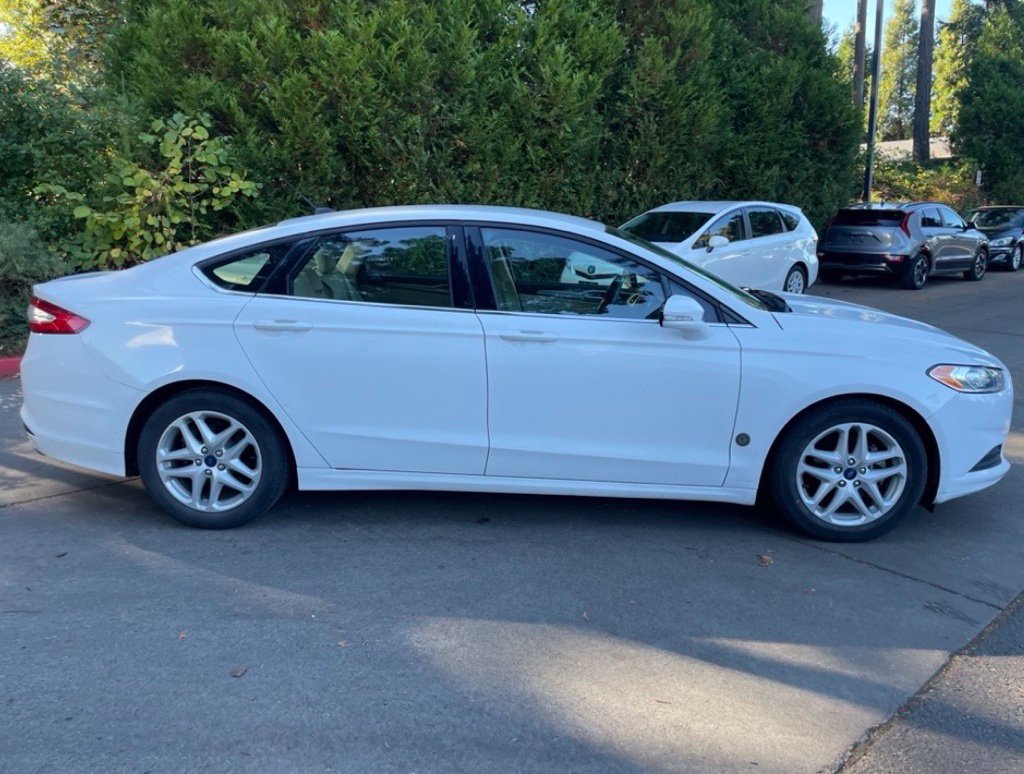 Used 2016 Ford Fusion SE FWD image 3