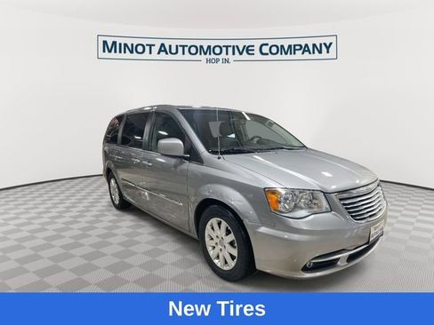 Used 2016 Chrysler Town & Country Touring FWD image 2