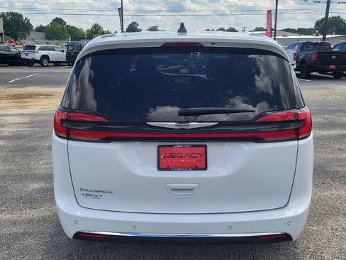 Used 2025 Chrysler Pacifica Select FWD image 3