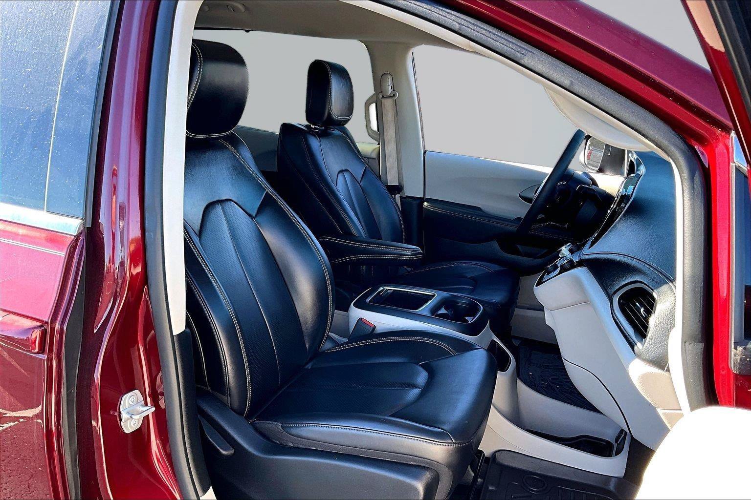 Used 2023 Chrysler Pacifica Touring-L AWD/4WD image 8
