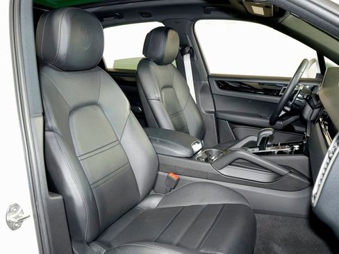 Certified 2022 Porsche Cayenne Platinum Edition image 36