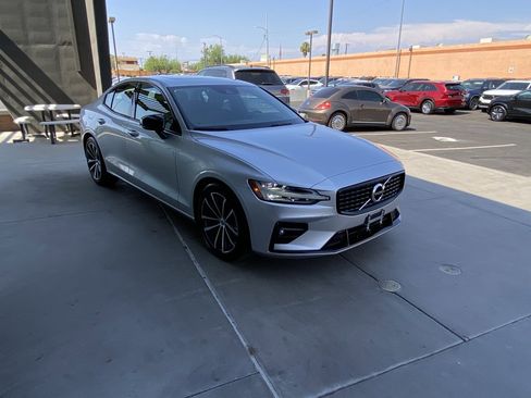 Used 2022 Volvo S60 B5 Momentum w/ Premium Package image 6