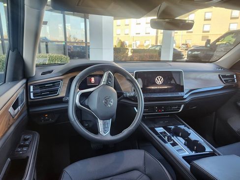 Used 2025 Volkswagen Atlas SE image 7