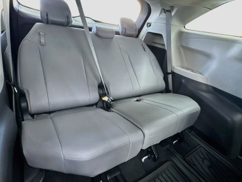 Used 2022 Toyota Sienna XLE AWD/4WD image 19