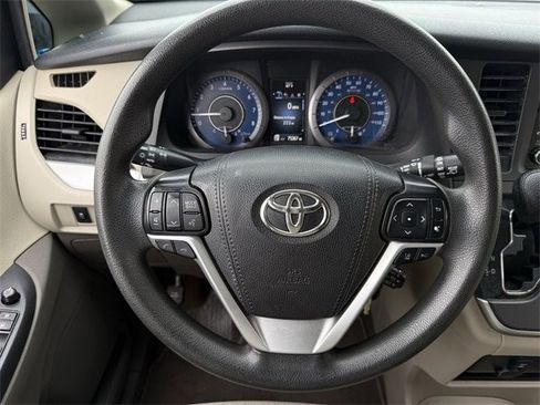 Used 2020 Toyota Sienna L image 11