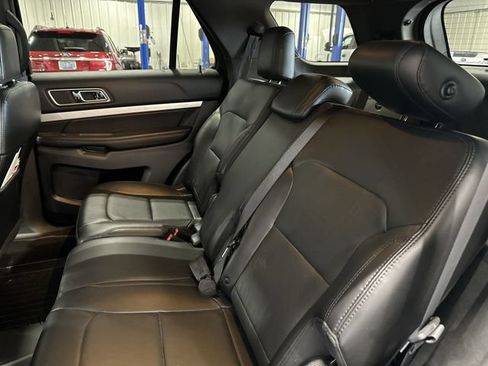 Used 2017 Ford Explorer XLT w/ Equipment Group 202A FWD image 30
