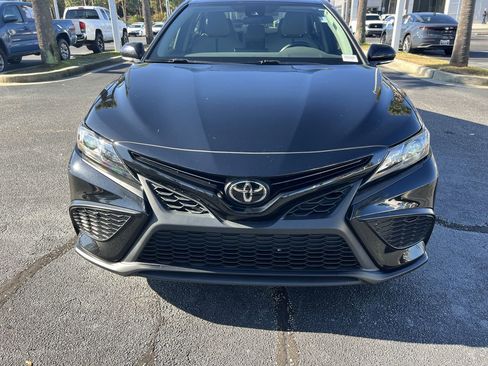 Used 2022 Toyota Camry SE image 3