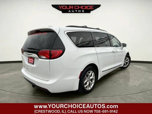 Used 2017 Chrysler Pacifica Touring-L w/ Tire & Wheel Group FWD image 5