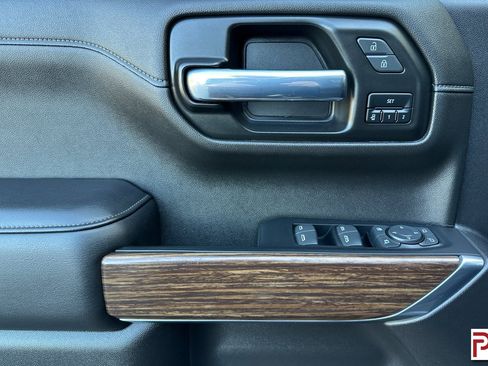 Used 2022 Chevrolet Silverado 1500 High Country w/ Technology Package image 12