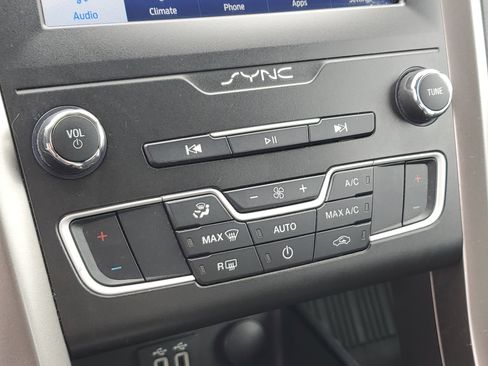 Used 2019 Ford Fusion SE FWD image 22