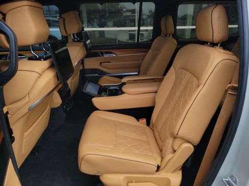 Used 2022 Jeep Grand Wagoneer Series III w/ Rear Seat Video Group 1 AWD/4WD image 16
