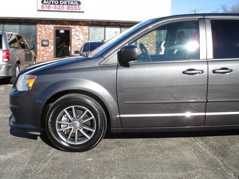 Used 2016 Dodge Grand Caravan SE image 4